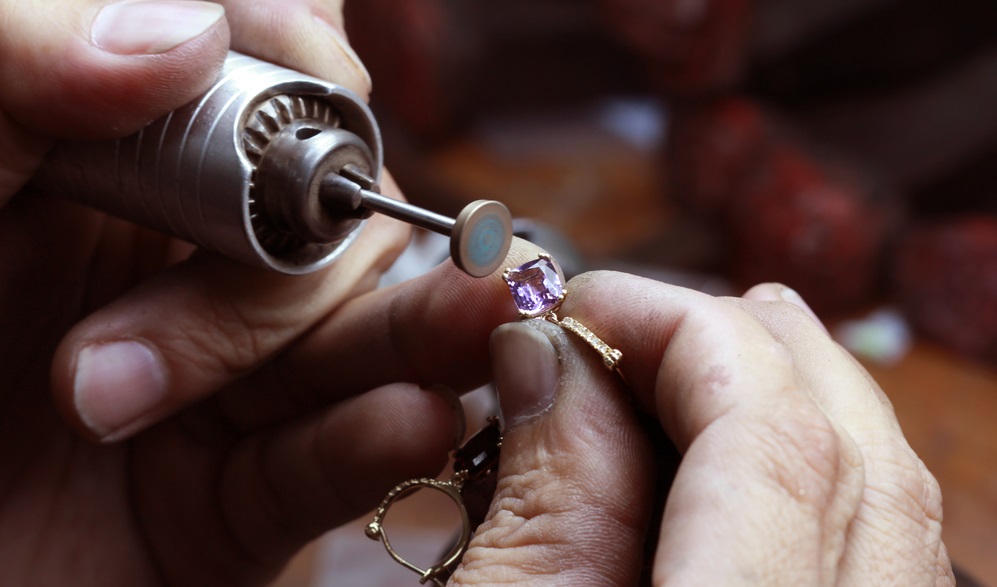Shining Your Treasures: Professional Polishing and Processing of Precious and Semi-Precious Stones